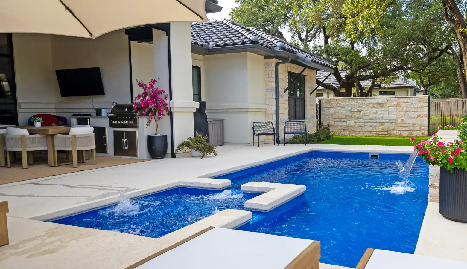 Transform Your Backyard Into An Outdoor Theater Oasis